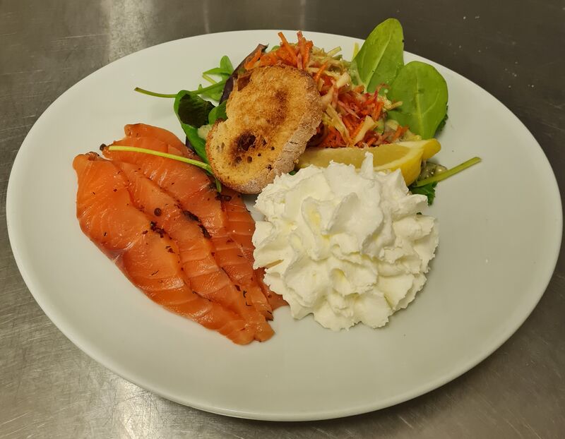Saumon gravlax, chantilly citronnée et coleslaw de crudités 