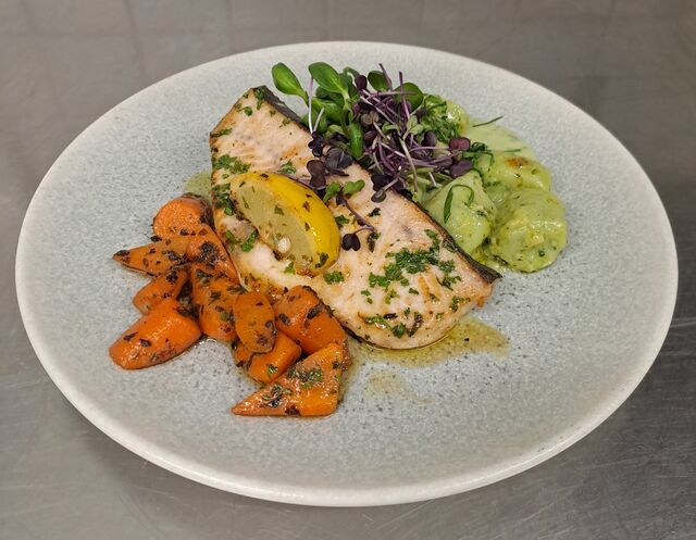 Gebratenes Schwertfischfilet mit Erdäpfel-Bärlauchgnocchi und glacierten Karotten