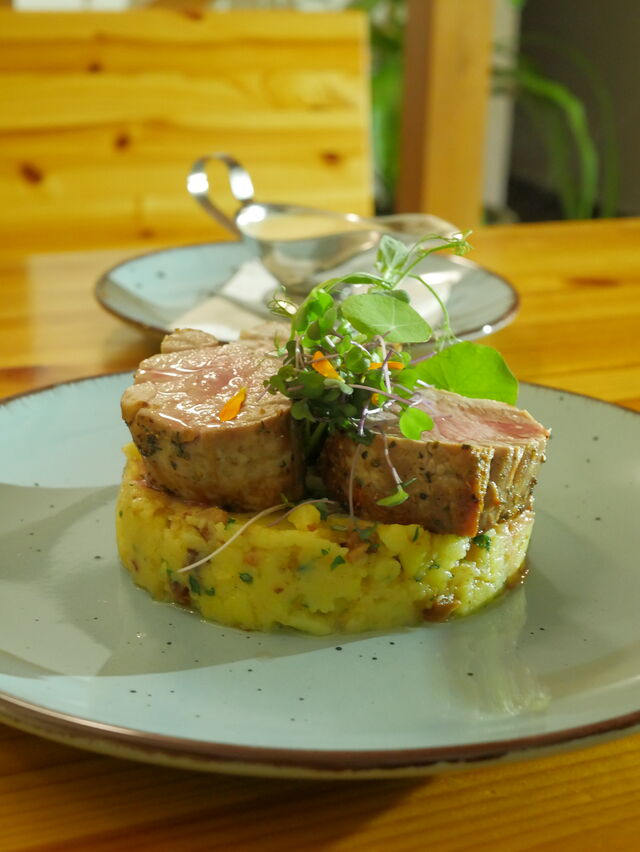 Vepřová panenka, bramborové rosti, cheddarová/houbová omáčka