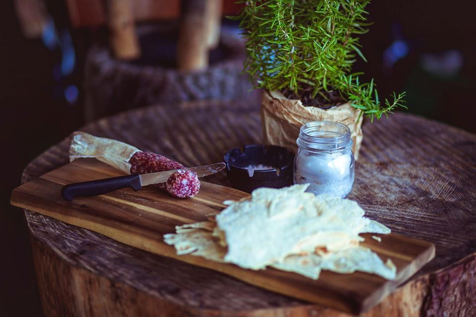 Salamino Puddu... Tipico salamino di pura carne suina, servito su tagliere con pane carasau.