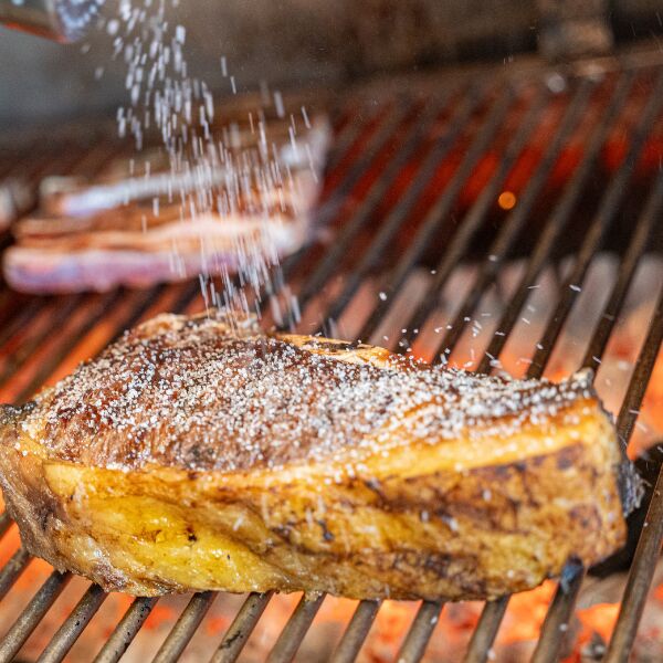 Chuletón de vaca, chuletón de buey y chuletón de ternera a la brasa