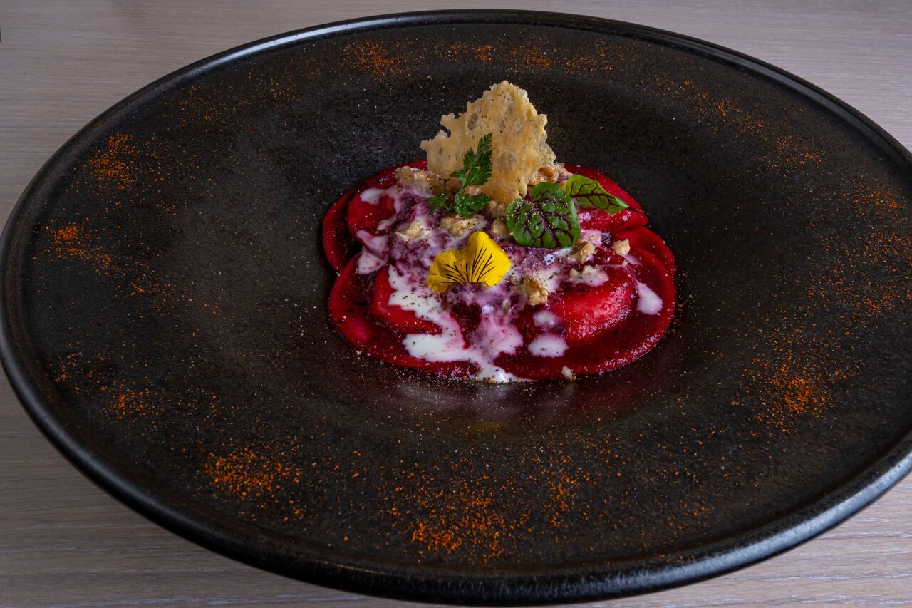 Ravioli di burrata su crema di rapa rossa