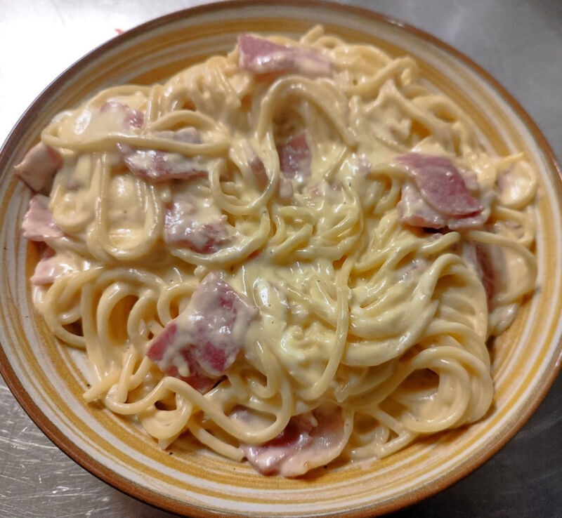 Pasta de espagueti a la carbonara con nata