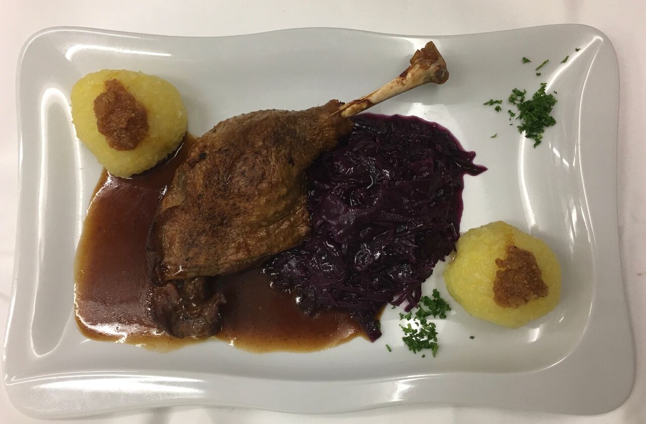 Gänsekeule mit Blaukraut & Kartoffelklößen