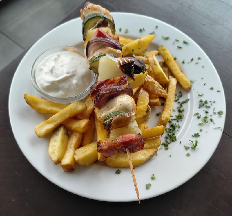 Grilovaný kurací špíz, belgické hranolky, cesnakový dip