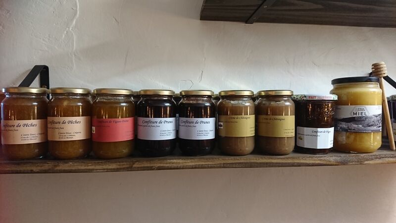 Confiture maison, fabriquées à partir de fruits frais.
Miel de Pierre et Aurelie, apiculteurs Entrecasteaux.