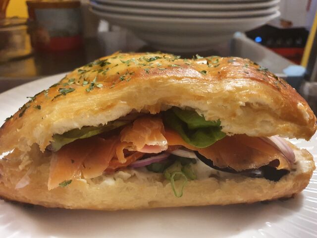 Feuilleté truite fumée et crème coriandre aux épices 