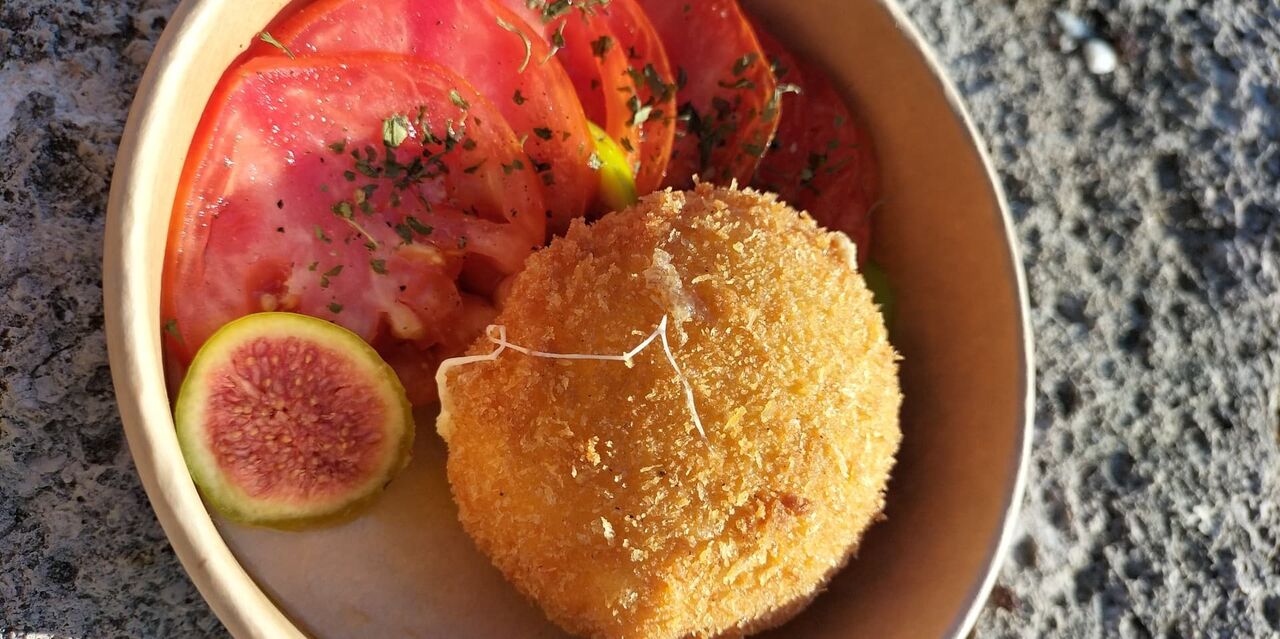 La mozzarella di buffala panée. Servie avec une sauce tomate bio maison. Une petite gourmandise à partager... ou pas !