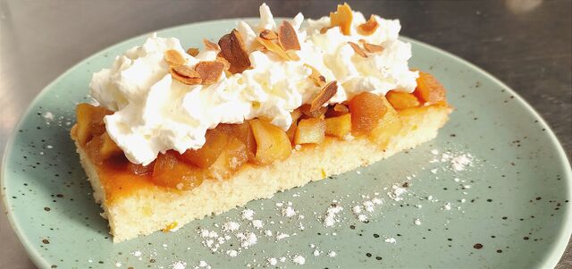 Financier aux pommes caramélisées au sirop d'érable , chantilly et amandes