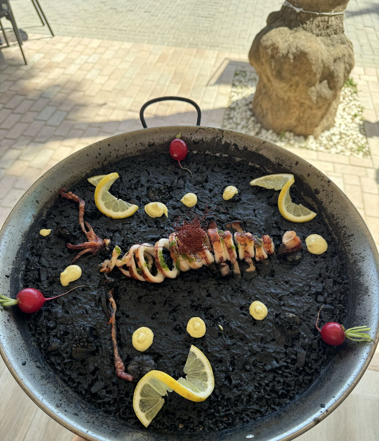 Paella negra con Calamar