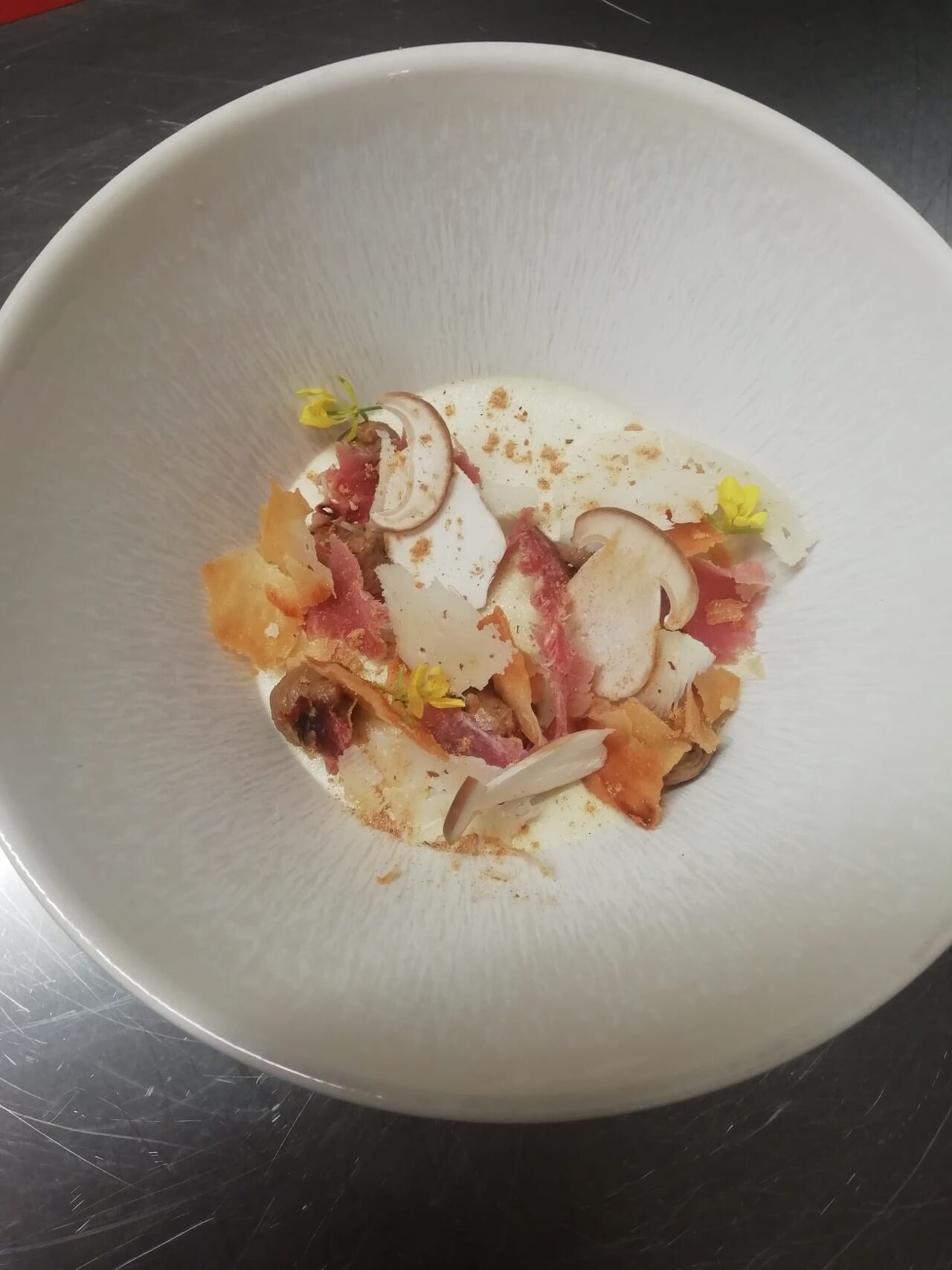 panna cotta de fenouil,
tomate de brebis de La Pecorella aux graines de fenouil,
jambon de pays légèrement fumé et cèpes frais