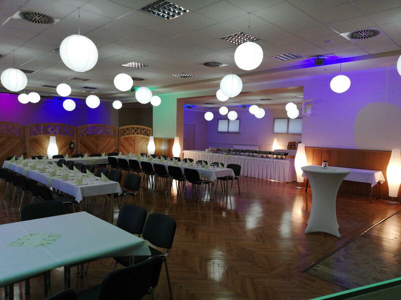 Familienfeier 32 Personen, seitlich mit Kindertisch, Abtrennung des Saales (Verkleinerung)