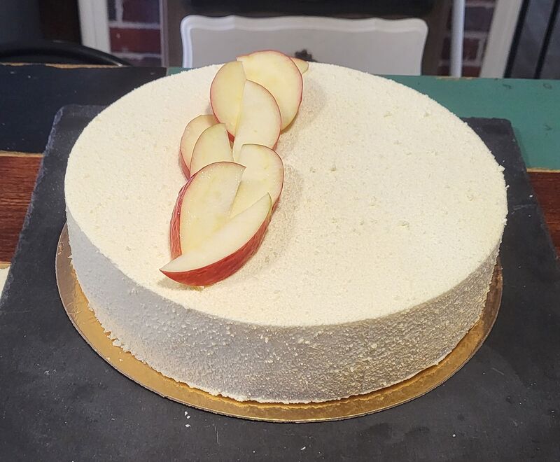 Entremets façon tatin (sablé breton, crème bavaroise vanille et insert aux pommes caramélisées)
