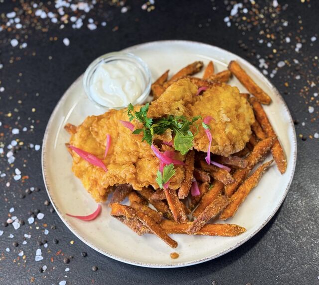 Tejfölös bundában sült csirkemell sült édesburgonyával és sajtszósszal 