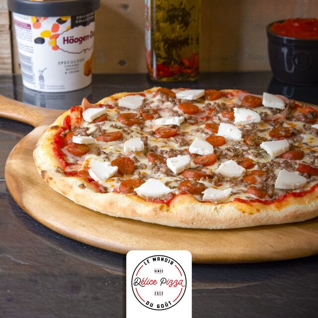 L’EXTRAVAGANTE : sauce tomate, jambon, mozzarella, merguez, chèvre, viande hachée, oeuf, origan. 