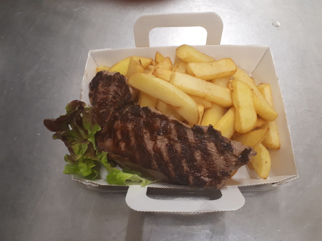 Faux filet grillé, frites à l'emporter