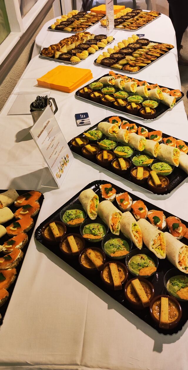 Crème brûlée au foie gras
Houmous de laitue, chips de parmesan
Wrap au thon et crudité
Toast de truite fumée