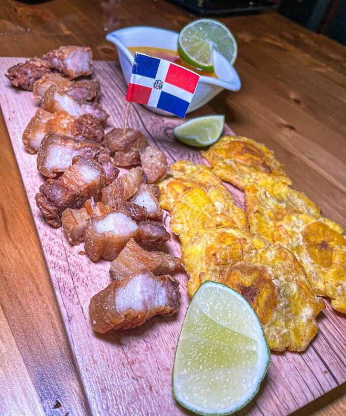 chicharron de cerdo accompagnato da platano fritto