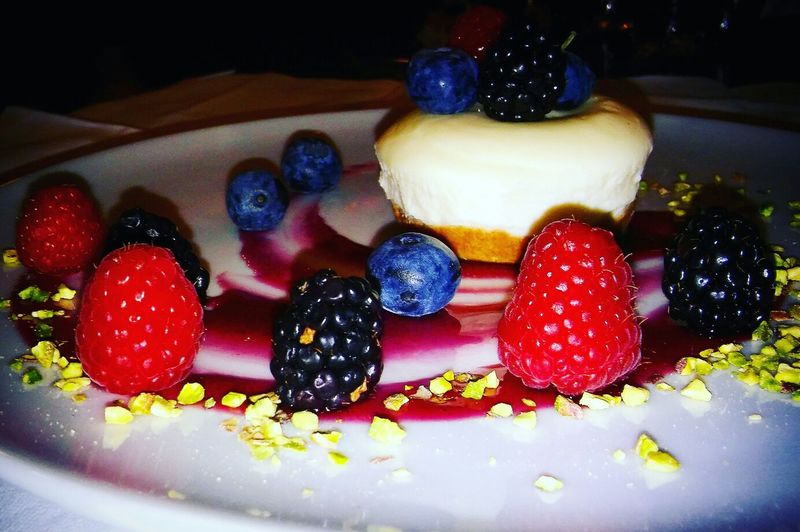 Dolci creati dal nostro Chef, come la nostra cheesecake ai frutti di bosco.