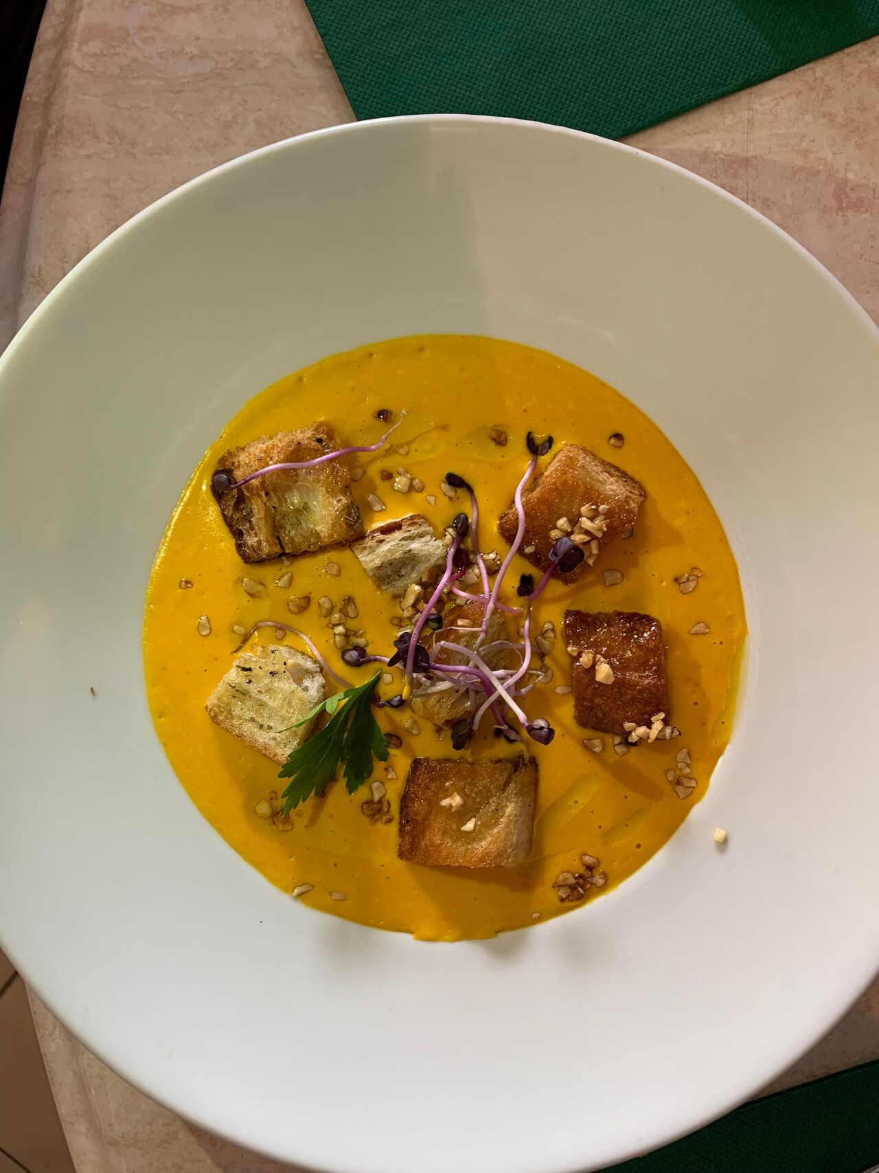 Velouté de potimarron et noisettes torréfiées