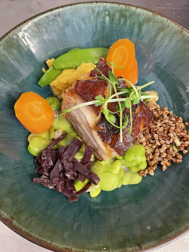 Poitrine de porc noir de bigore fèves et coques