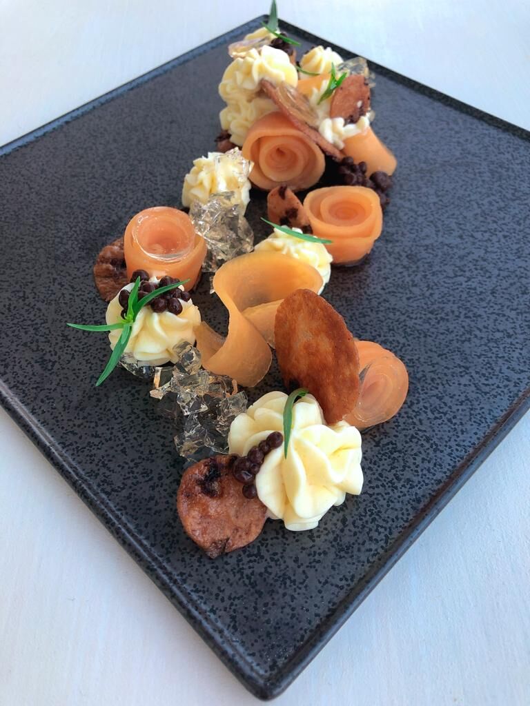 Melon infusé au Pearadise et estragon, crémeux estragon, gelée Pearadise et caviar cacao, arlettes au grué caramélisées.