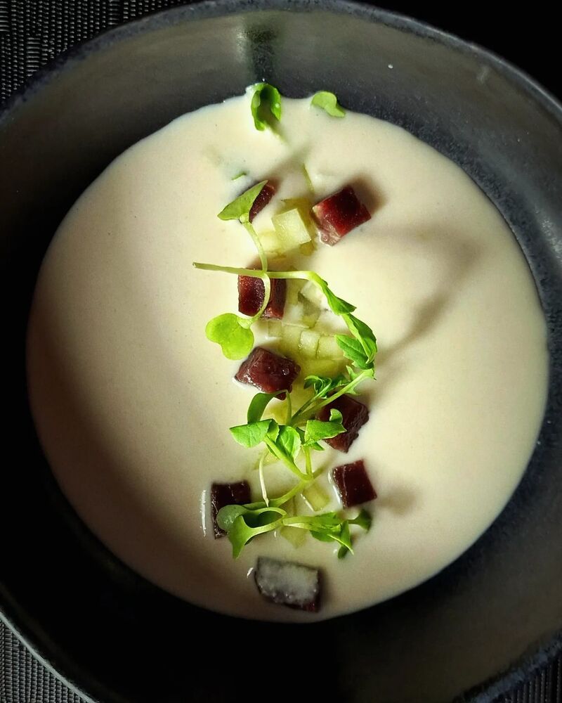 Ajoblanco de lichi con manzana y atún curado 