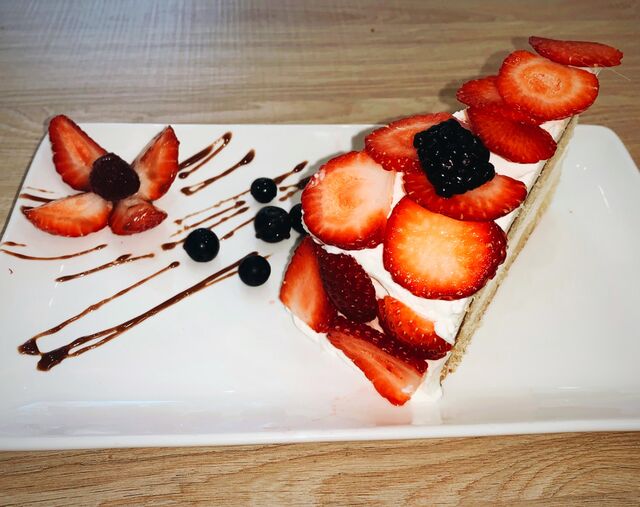 Tarta de nata y fresas