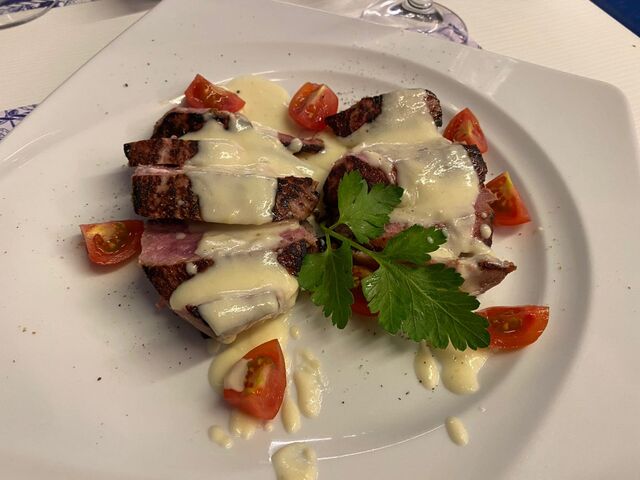 Tagliata tonno con fonduta pecorino