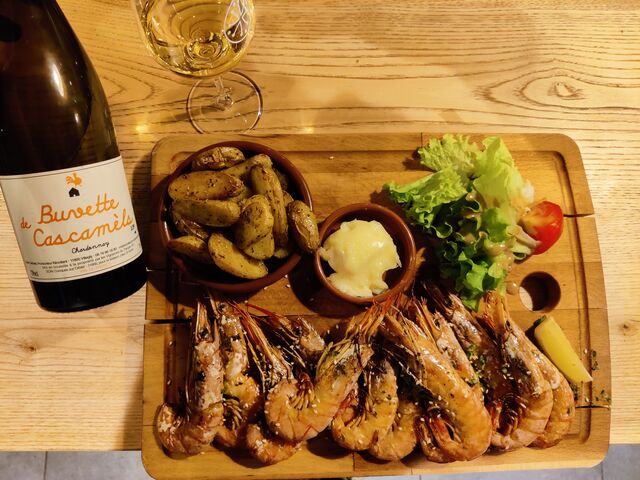 Assiette de gambas grillés avec notre Chardonnay La Buvette de Cascamels 