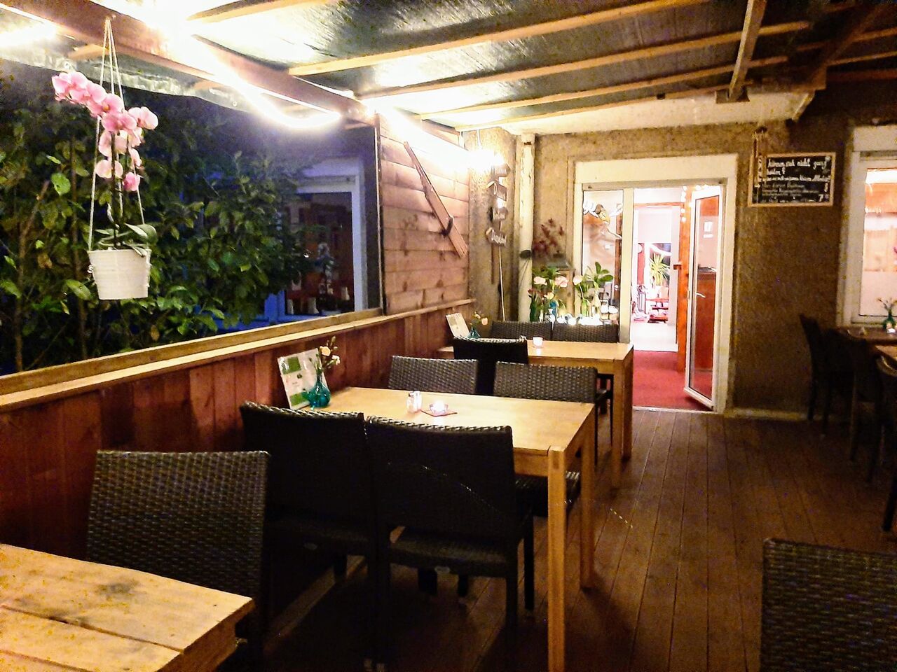 Unser Außenbereich ist unsere kleine gemütliche Terrasse. Hier in den Abendstunden zu sehen :-) .