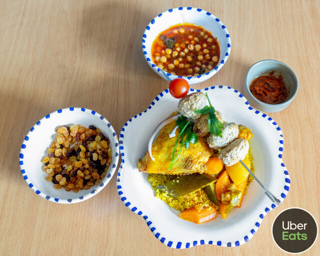 COUSCOUS POULET .BROCHETTE DE BOULETTE D AGNEAU