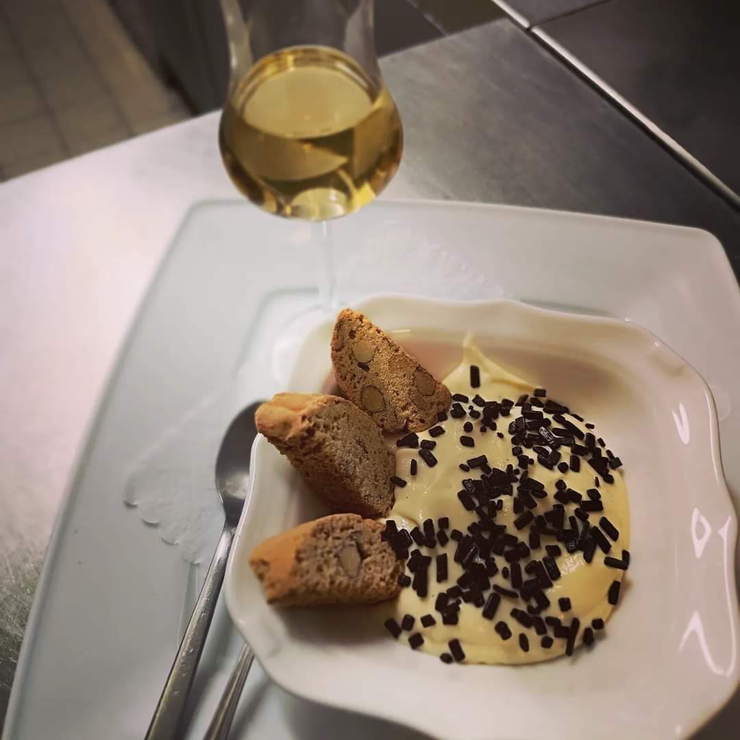 Cantucci, Vanillesoße und süßer Wein