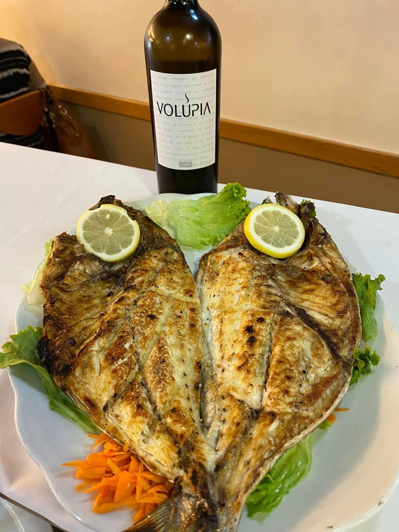 Dourada Grelhada acompanhada de um bom vinho