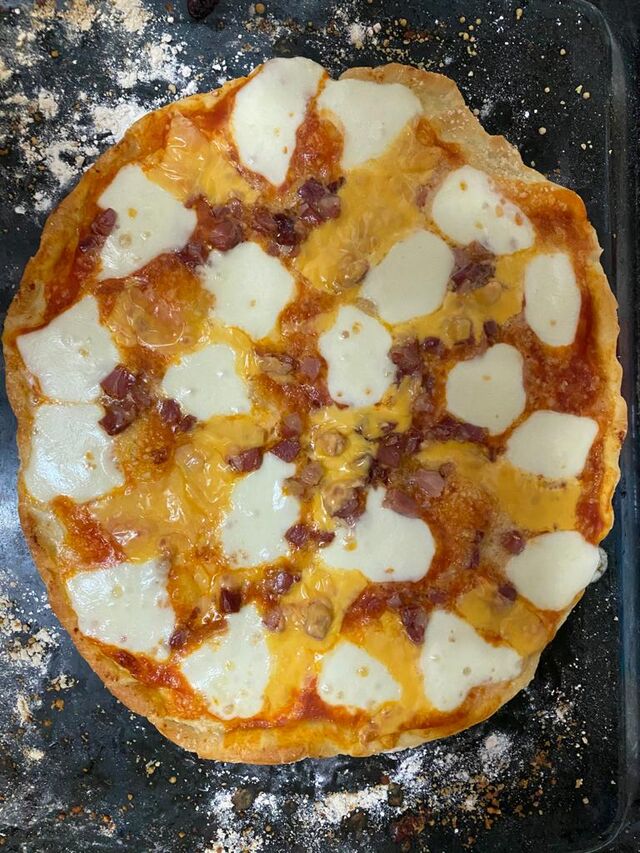 Piza tres quesos y jamón 