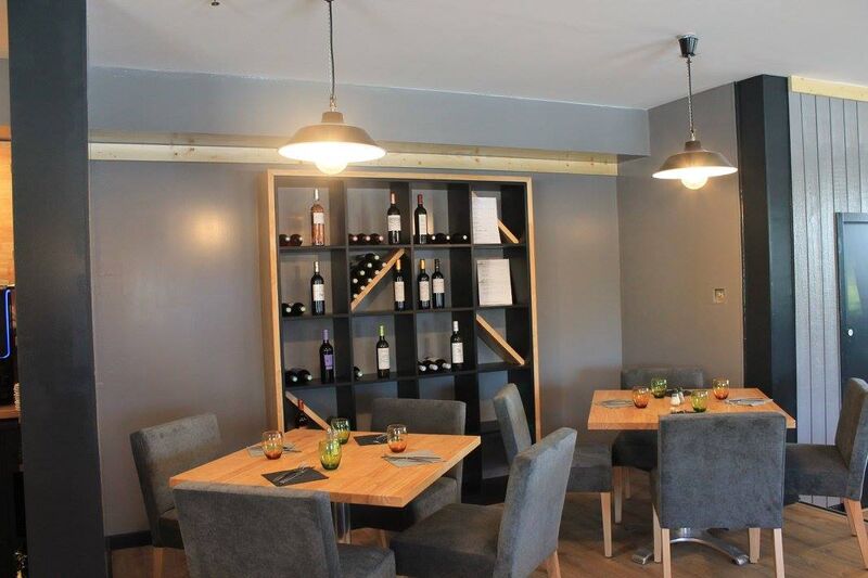Un espace intimiste avec la cave à vins pour accompagner les mets proposés