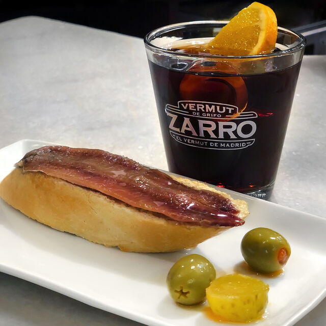 Vermut de grifo con canapé de anchoa. 