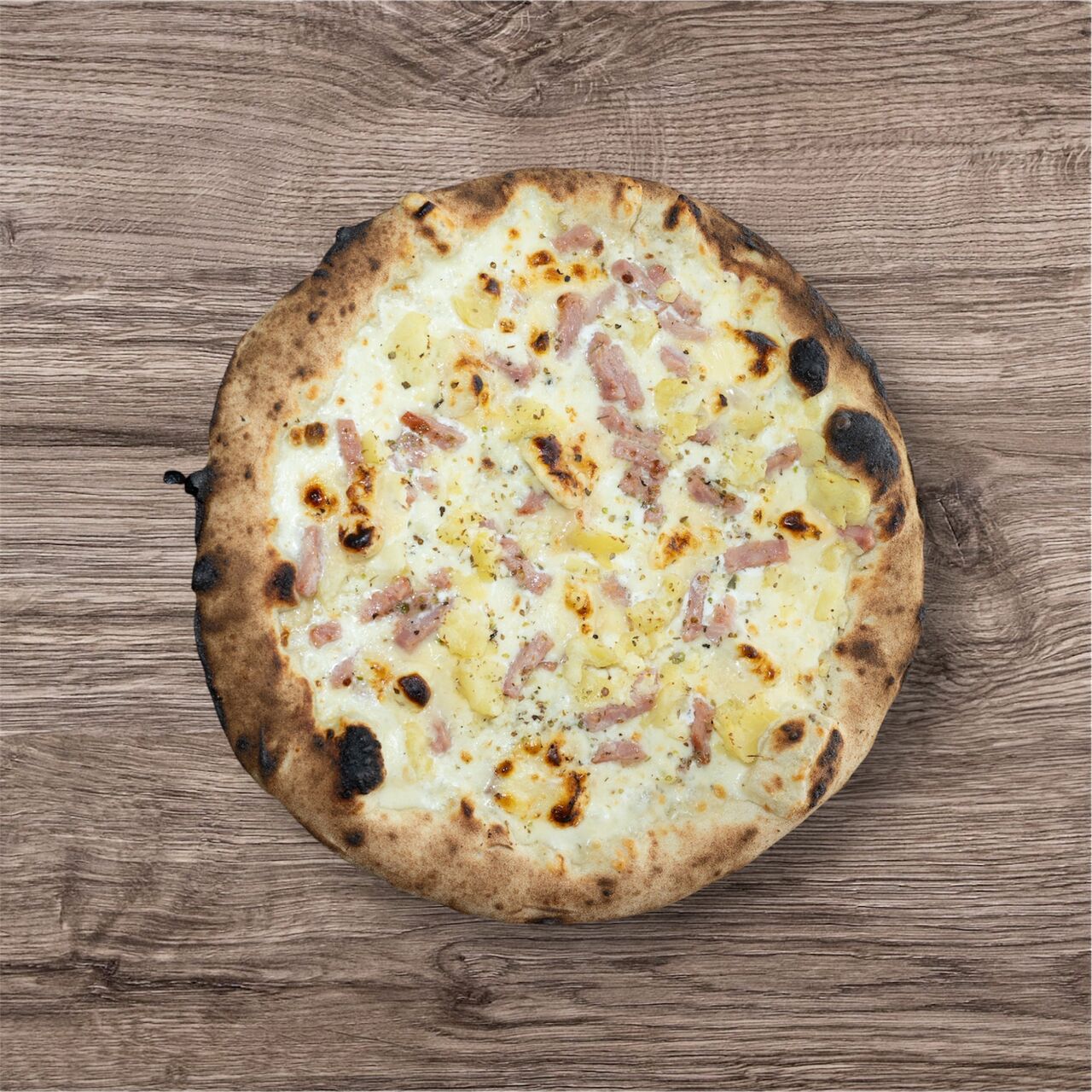 Savoyarde ▪ 14€ : crème, fior di latte, pommes de terre, reblochon, lardons, origan