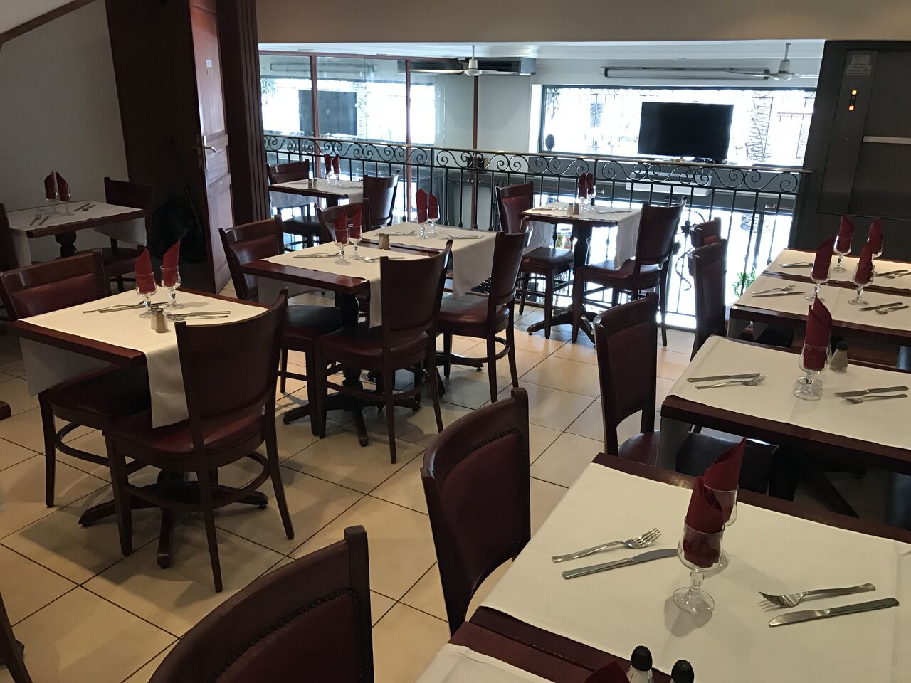 en plus de du rez- de- chausseé , nous possédons une salle en mezzanine d'environs 25 couverts.