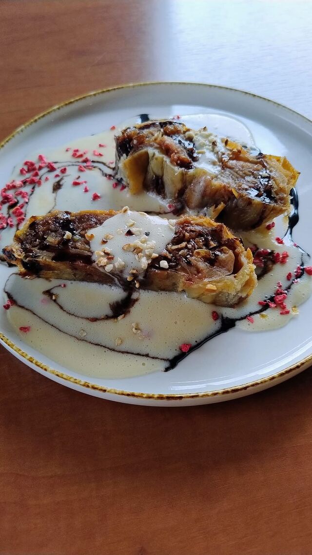 Wykwintny strudel w delikatnym sosie waniliowym | Exquisite Strudel in Delicate Vanilla Sauce