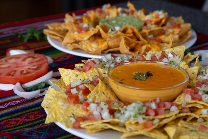 Nachos con queso y pico de gallo 