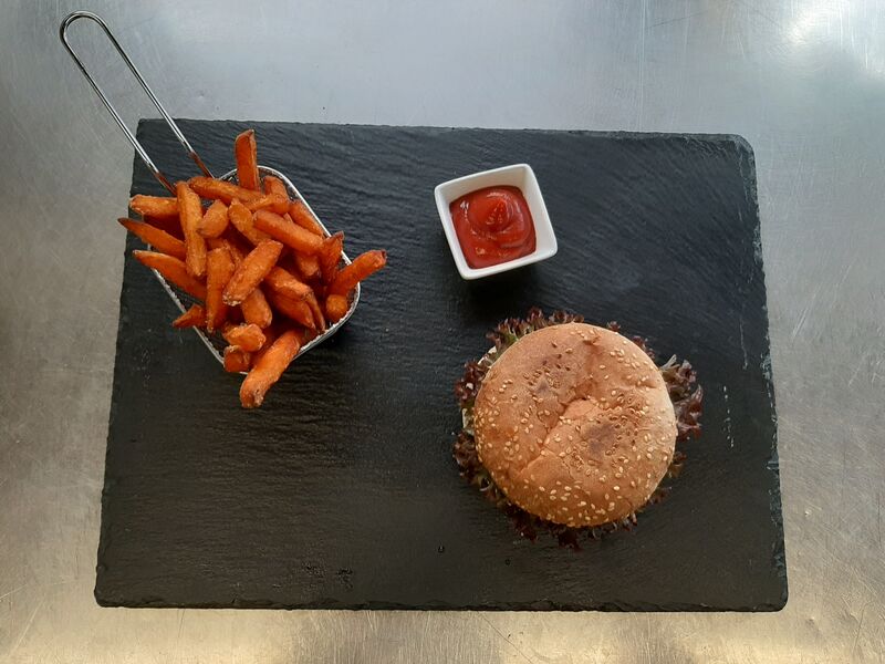 Hamburger mit Süßkartoffel-Pommen