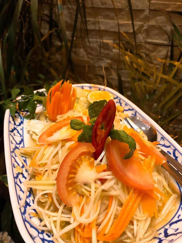 Tam Mak Hoong - Tradit. Green Papaya Salad im Mörser zubereitet mit frischen Limetten, Knoblauch, Chilli und Tomaten (scharf)