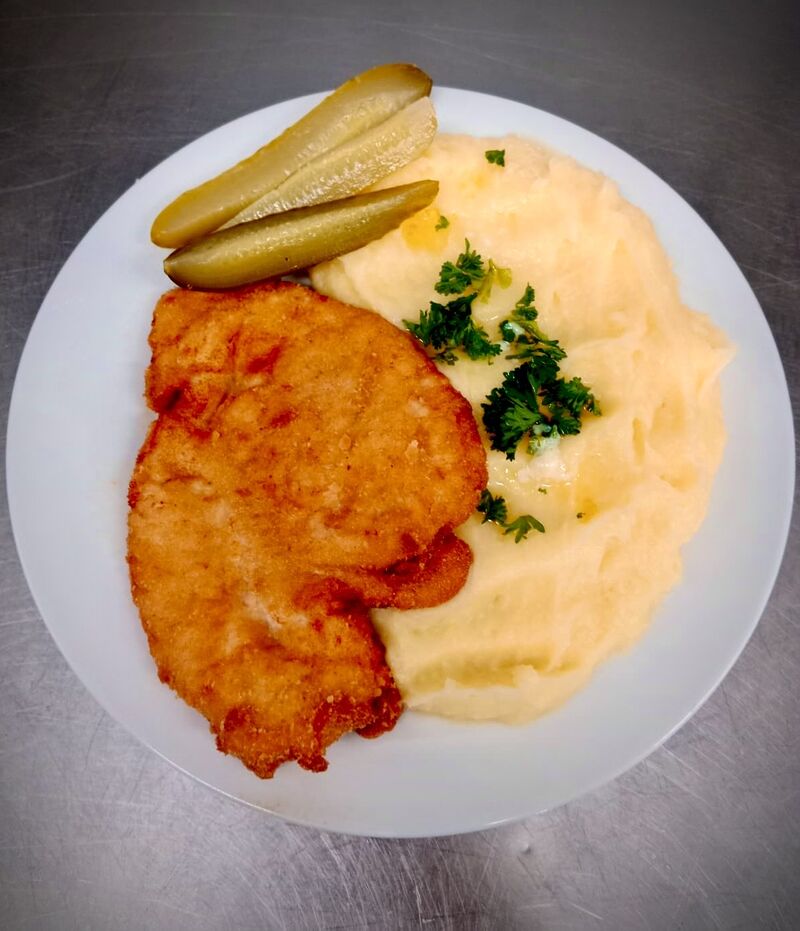 Kuřecí řízek s bramborovou kaší a okurkou