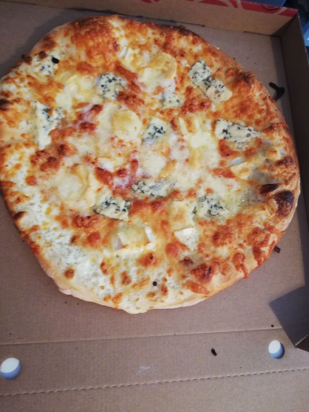 Pizza 4 fromages : base tomate ou crème, camembert, reblechon, roquefort, gruyère râpé et mozzarella.
Prix : 9.90 euros 