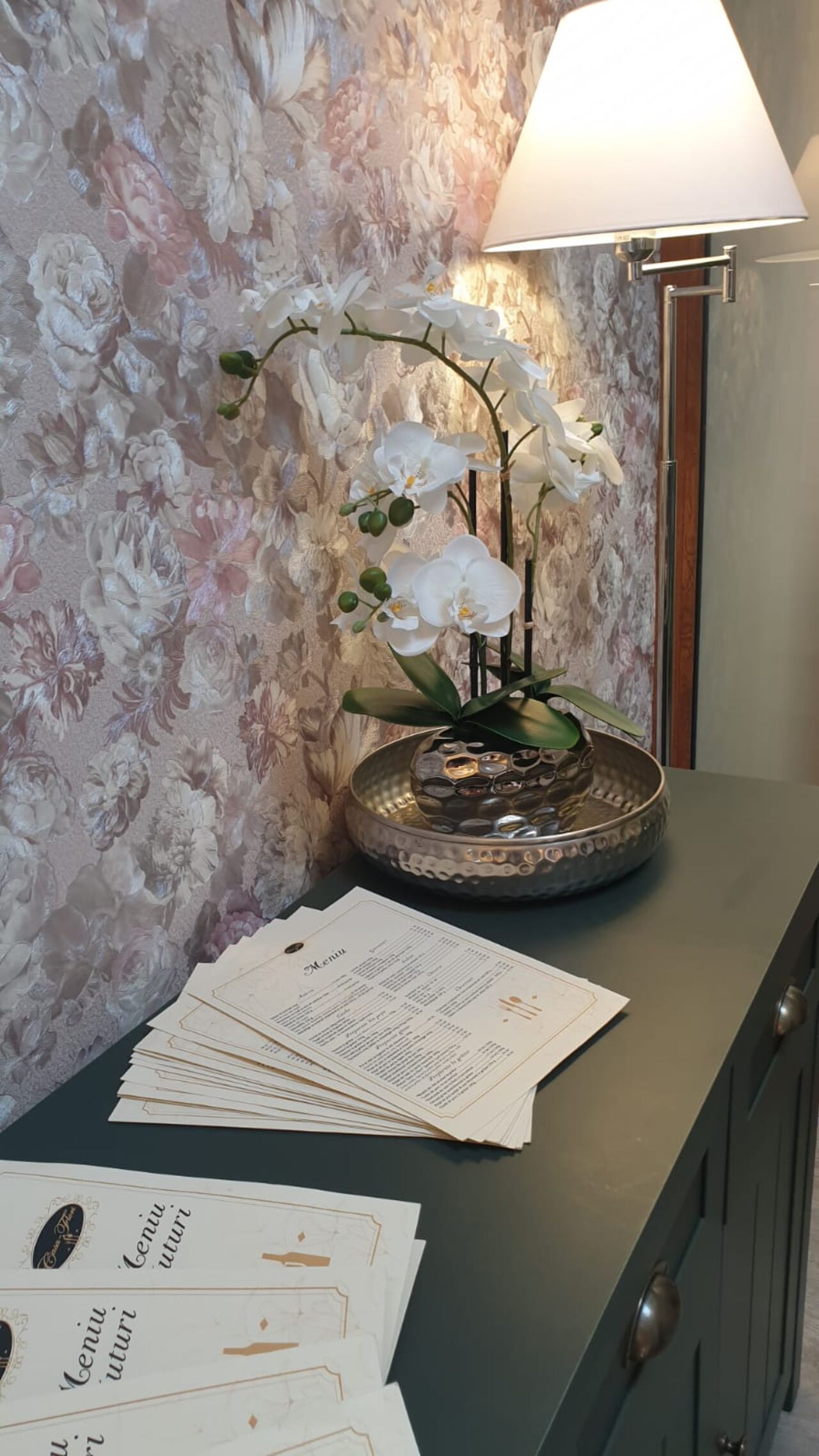 Bine ați venit la Casa cu Flori - Oază de Eleganță Culinară în Giurgiu!