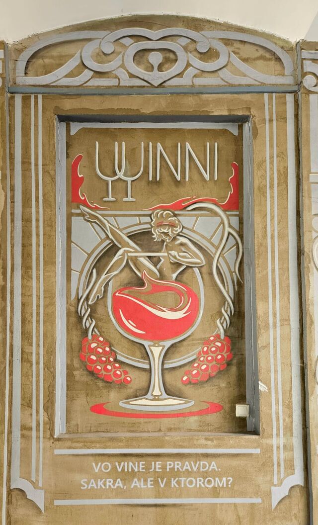 Przed wizytą w naszych progach zerknijcie na piękny mural w bramie.