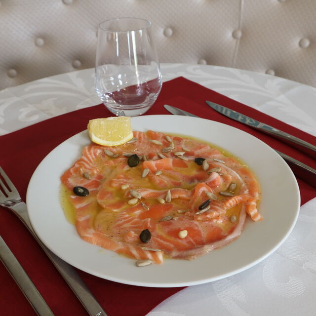 carpaccio de saumon et pignon de pins