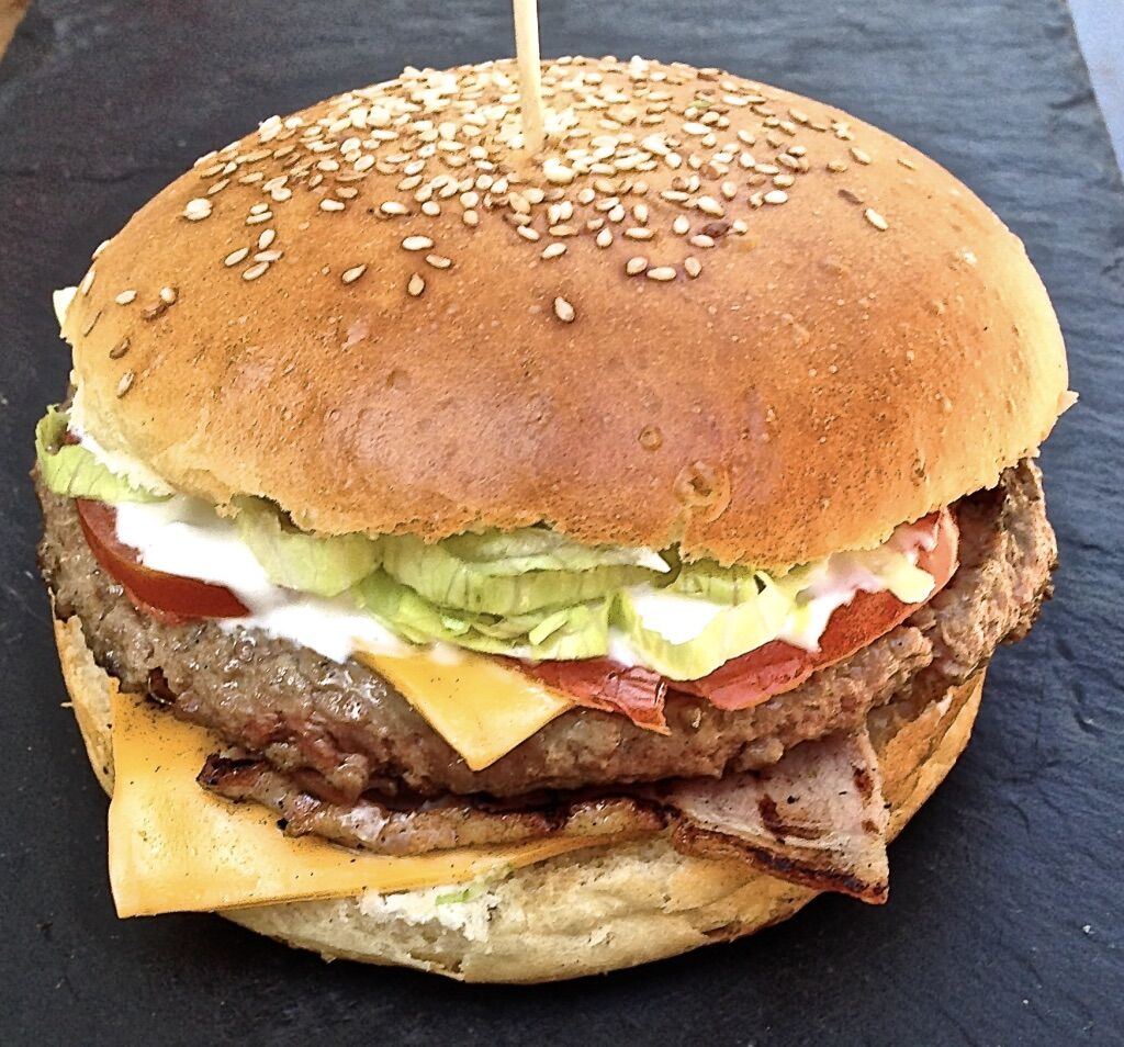 BURGER MAISON
Viande fraiche charolaise, pain boulanger, sauce maison, légumes frais