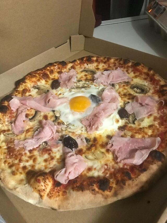 Pizza du soir à emporter! Ici la Royale prête à partir pour régaler les papilles !